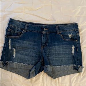 Stretching jeans shorts.